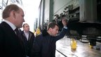 Дмитрий Медведев осмотрел вагоноремонтное депо Сибирской вагоноремонтной компании
