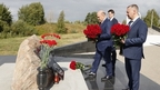 Михаил Мишустин возложил цветы к мемориалу памяти хоккейного клуба «Локомотив»