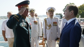 С командующим войсками Южного военного округа Александром Дворниковым во время военно-морского парада в Севастополе
