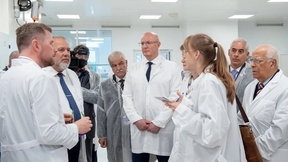 Дмитрий Чернышенко и премьер-министр Кубы Мануэль Марреро Крус посетили биомедицинские лаборатории научно-технологического университета «Сириус»