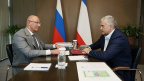 Рабочая встреча Дмитрия Чернышенко с главой Крыма Сергеем Аксёновым