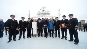 Виктория Абрамченко приняла участие в церемонии поднятия государственного флага на рыболовном траулере «Капитан Мартынов»