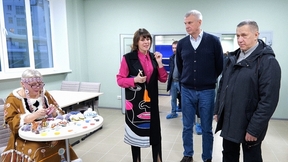 Юрий Трутнев и губернатор Магаданской области Сергей Носов посетили здание Центра народных художественных промыслов и ремесел, расположенный в Магадане