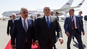 Михаил Мишустин и вице-премьер-министр Армения Мгер Григорян в аэропорту Еревана