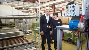 Денис Мантуров поздравил с 8 Марта работниц текстильной фабрики «Пехорка»