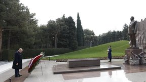 Участие в церемонии возложения венков к могиле Гейдара Алиева и Монументу павшим героям в Баку