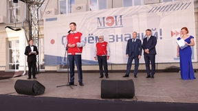Александр Новак выступил на торжественной линейке с участием преподавателей и учащихся МЭИ