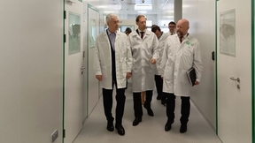 Денис Мантуров и мэр Москвы Сергей Собянин запустили производство на новом фармацевтическом заводе «Р-Опра»