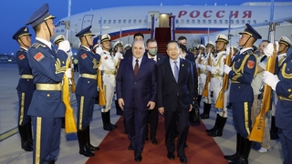 Михаил Мишустин и заместитель министра иностранных дел КНР Ма Чжаосюй  на церемонии встречи в аэропорту Пекина
