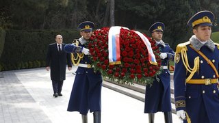 Михаил Мишустин возложил венок к могиле Гейдара Алиева