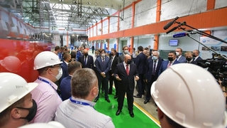 Михаил Мишустин пообщался с сотрудниками во время посещения Тверского вагоностроительного завода