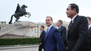 Прогулка Дмитрия Медведева и Праюта Чан-оча по Санкт-Петербургу после переговоров