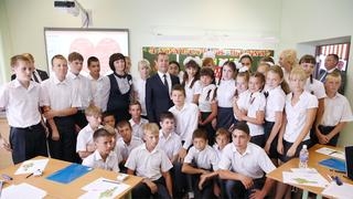 Дмитрий Медведев с учениками средней общеобразовательной школы №18