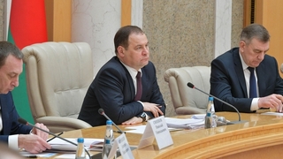 Премьер-министр Белоруссии Роман Головченко (в центре) во время российско-белорусских переговоров