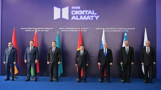 Совместное фотографирование глав делегаций, принимающих участие в форуме «Digital Almaty 2023»