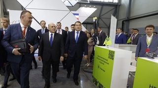 Михаил Мишустин и Премьер-министр Казахстана Алихан Смаилов  на выставке «Иннопром-2023»