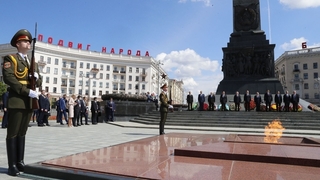 Михаил Мишустин принял участие в церемонии возложения венков к Монументу Побед
