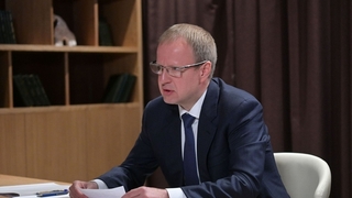 Губернатор Алтайского края Виктор Томенко во время беседы с Михаилом Мишустиным