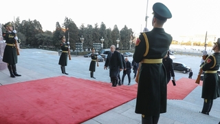 Михаил Мишустин проходит в Дом народных собраний в Пекине