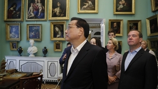 Во время посещения Павловского дворца. С Премьером Государственного совета КНР Ли Кэцяном