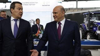 Михаил Мишустин и Премьер-министр Казахстана Алихан Смаилов осмотрели выставку «Иннопром-2022»