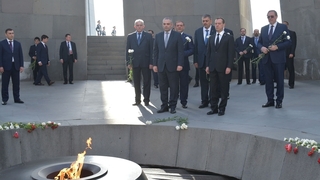 Возложение венка к Мемориалу памяти жертв геноцида армян