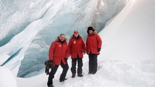 Посещение пещеры Ледника полярных лётчиков на острове Земля Александры архипелага Земля Франца-Иосифа
