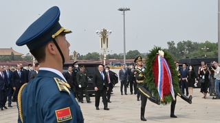 Михаил Мишустин возложил венок к Памятнику народным героям в Пекине