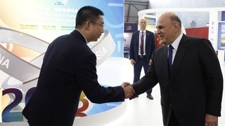 Михаил Мишустин осматривает стенд «Российско-Китайское ЭКСПО» на выставке «Иннопром-2023». С вице-губернатором провинции Хэйлунцзян Хань Шинцзянем