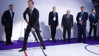 Михаил Мишустин осмотрел выставку «Цифровая индустрия промышленной России». С Денисом Мантуровым