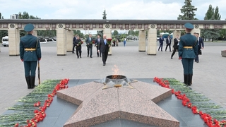 Михаил Мишустин возложил цветы к Вечному огню в парке Победы в Казани