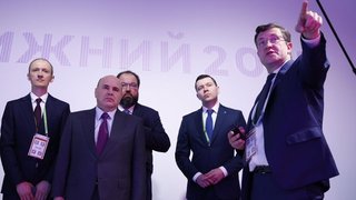 Михаил Мишустин осмотрел выставку «Цифровая индустрия промышленной России». С Дмитрием Григоренко, Министром промышленности и торговли Антоном Алихановым, Министром цифрового развития, связи и массовых коммуникаций  Максутом Шадаевым и губернатором Нижегородской области Глебом Никитиным