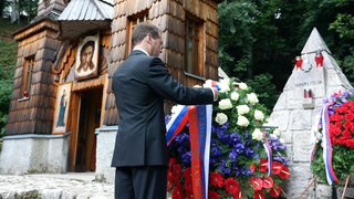 Возложение венка к памятнику, установленному на братской могиле русских воинов