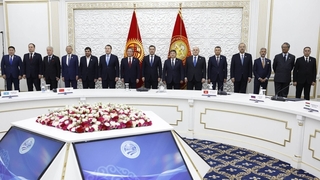 Совместное фотографирование глав делегаций, участвующих в заседании Совета глав правительств государств – членов ШОС, с Президентом Киргизии Садыром Жапаровым