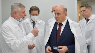 С генеральным директором «Вектор-БиАльгам» Леонидом Никулиным во время посещения Государственного научного центра вирусологии и биотехнологии «Вектор»