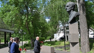 Михаил Мишустин возложил цветы к памятнику выдающемуся учёному Юлию Борисовичу Харитону в Сарове