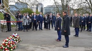 Возложение цветов к Национальному монументу солидарности в Люксембурге