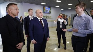Михаил Мишустин осмотрел выставку в ходе посещения МФТИ. С ректором МФТИ Дмитрий Ливанов (слева)