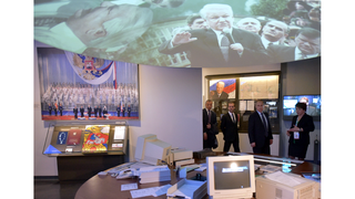 Осмотр экспозиции «Семь дней, которые изменили Россию» в музее Центра Б.Н.Ельцина