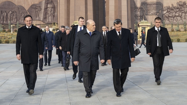 Mikhail Mishustin laid a wreath at People’s Memory memorial complex. With Deputy Prime Minister – Foreign Minister of Turkmenistan Rashid Meredov