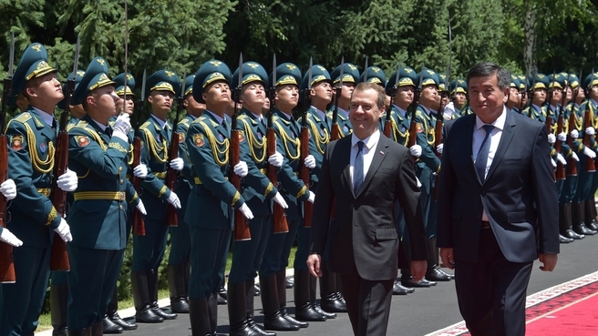 Церемония официальной встречи Председателя Правительства России Дмитрия Медведева Премьер-министром Киргизии Сооронбаем Жээнбековым