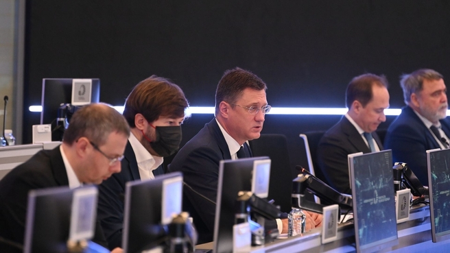 Александр Новак провёл стратегическую сессию по ситуации на рынке нефтепродуктов