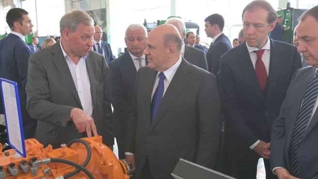 Mikhail Mishustin, Prime Minister of the Republic of Belarus Roman Golovchenko, Minister of Industry and Trade Denis Manturov and Alexander Shakutin, Chairman of the Board of Directors of  the Amkodor Holding Company and Deputy Director General for Long-Term  Development, inspecting Amkodor finished products