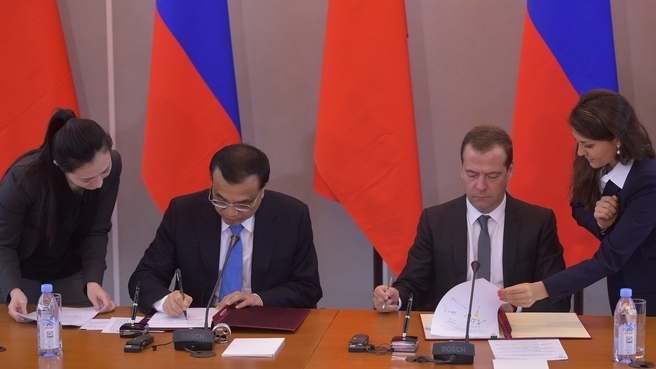 Signing documents following the 21st regular meeting of Russian and Chinese heads of government