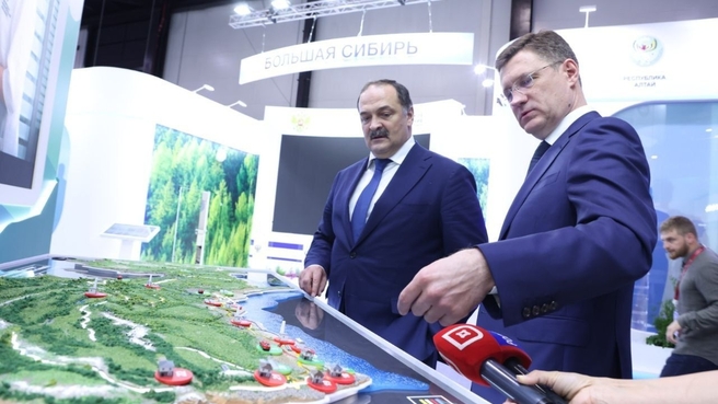 Alexander Novak at the 25th St Petersburg International Economic Forum. Visiting the stand of the Republic of Dagestan. With Acting Governor of Dagestan Sergei Melikov