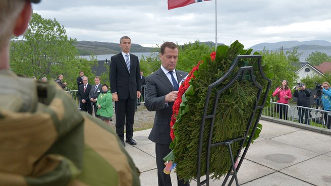 Laying wreaths at the memorial to Soviet liberators