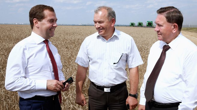 Dmitry Medvedev with Deputy General Director for Agriculture of the Ivolga-Centre holding, Mikhail Yaroshchuk, and Kursk Region Governor Alexander Mikhailov