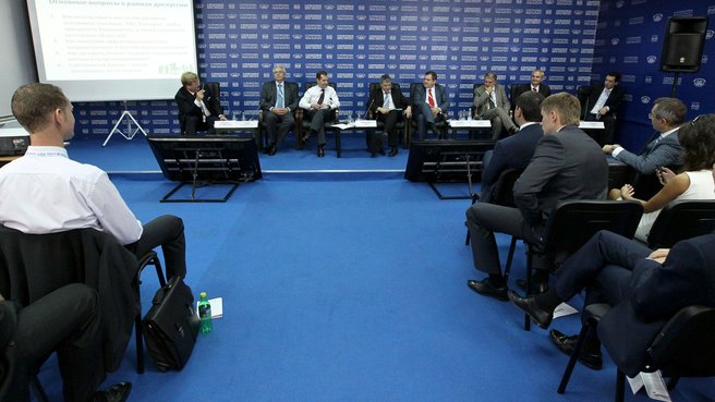 Участие в дискуссиях в рамках секций Международного форума