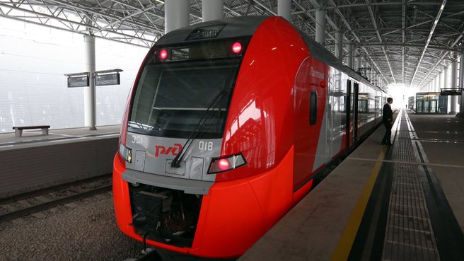 Скоростной поезд «Ласточка», связывающий г. Сочи и станцию Олимпийский парк