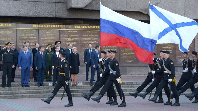Во время церемонии возложения цветов к мемориалу героической обороны Севастополя